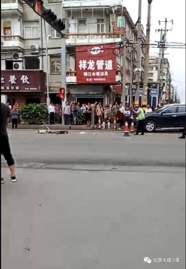 莆田一小孩騎自行車,被大貨車當場撞死!腦漿.