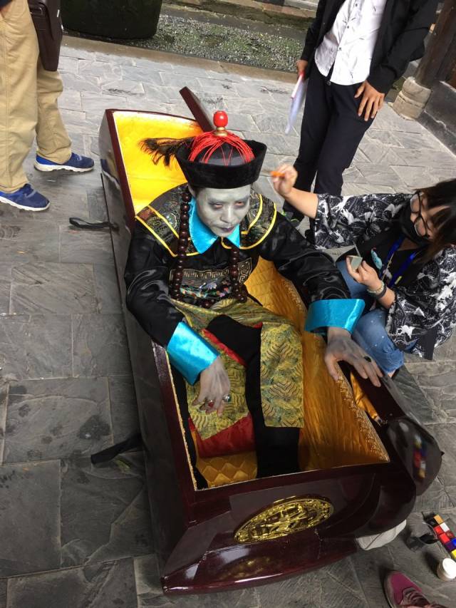还原港味僵尸片!