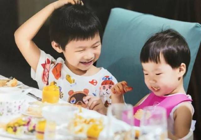 岳云鹏二胎女儿正面照首曝光!姐妹俩好似复制粘贴,基因太强大