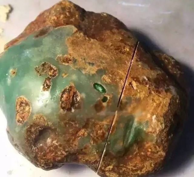 小伙翡翠赌石切出帝王绿,没想到却空欢喜一场!