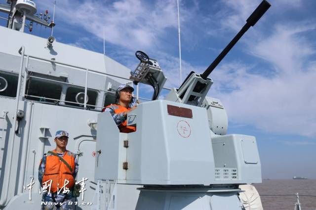 东海舰队某扫雷舰大队组织实弹射击训练