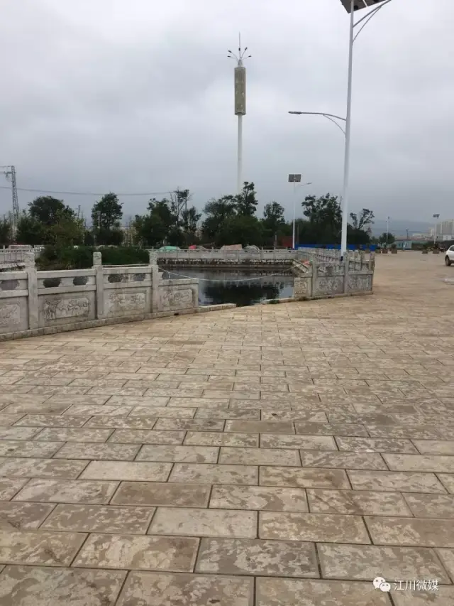 网爆近日江川大鱼广场石围栏被车撞倒,难道起飞又失败了?