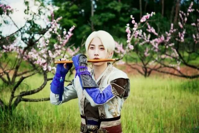 既能阳光幽默,温柔可人,又能枪战飙车,摩托飞跃;再到《幻城》的迟墨