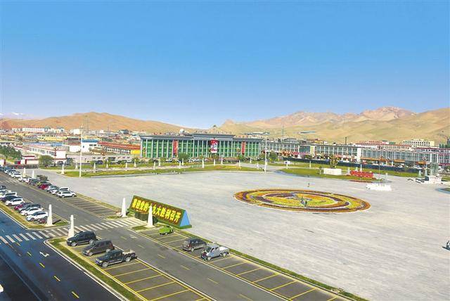 改造一新的象雄文化广场.