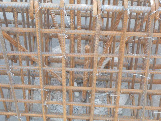 5,抗水板(筏板)钢筋绑扎  ① 底筋绑扎  按照图纸设计先绑扎筏板底层