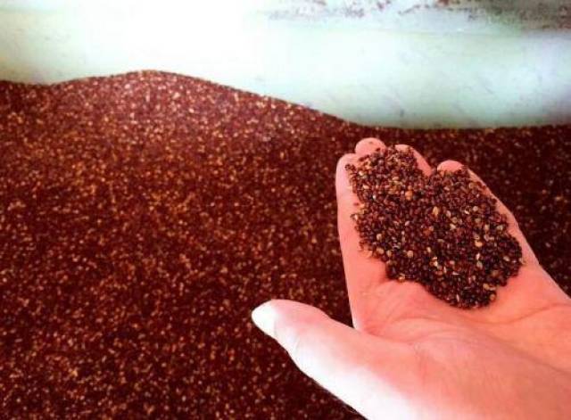 山东即墨黄酒厂有限公司生产的即墨老酒以其微苦焦香的风味,深受广大