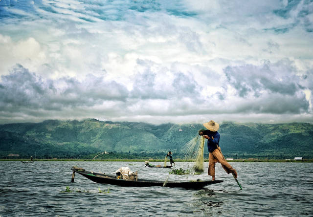 【缅甸】茵莱湖上打鱼人单脚划船捕鱼的芭蕾人生