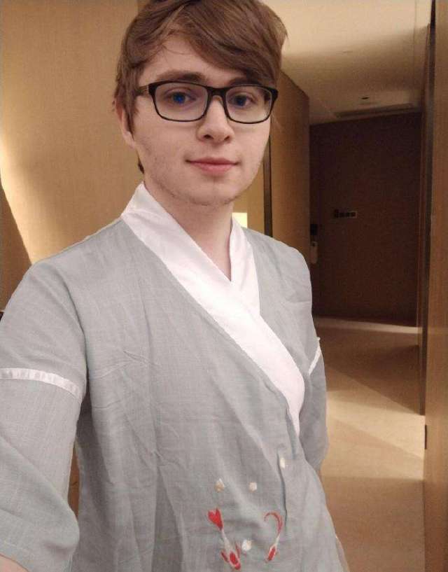 lol c9战队ad选手,反串女装大佬,事件引人深思!