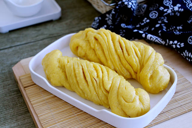 做饭的时候更要考虑到,这不,这款软软乎乎,喧喧的长花卷就介绍给大家