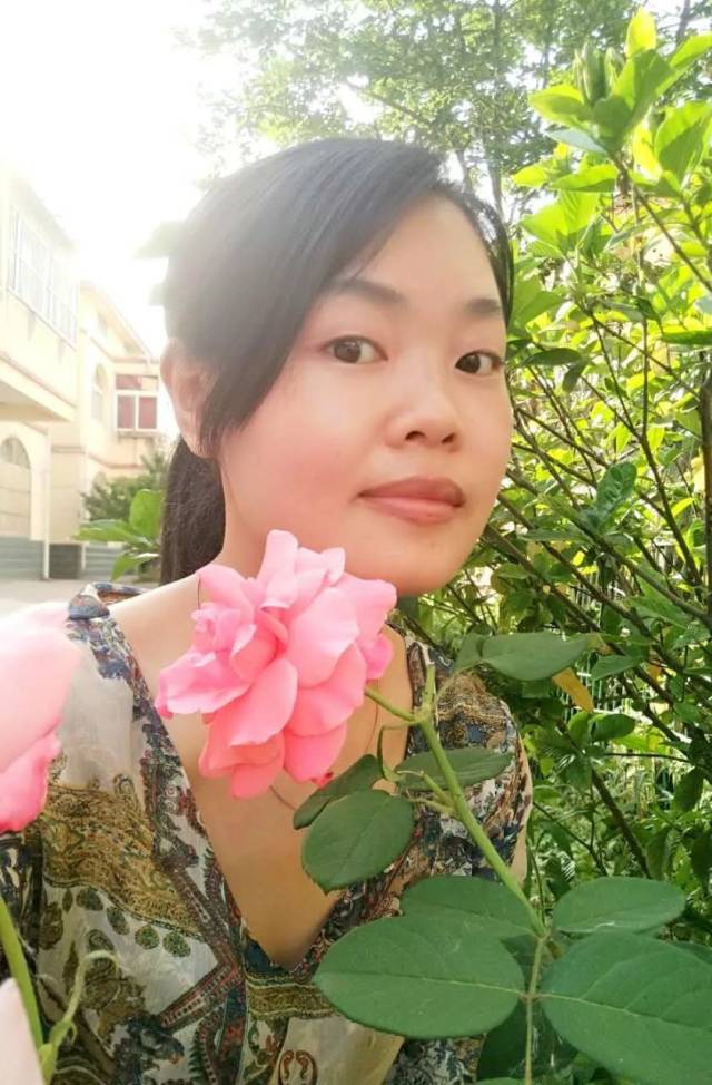 秦玉梅带领团队加班加点完成展会搭建工作,奖励金种子一颗