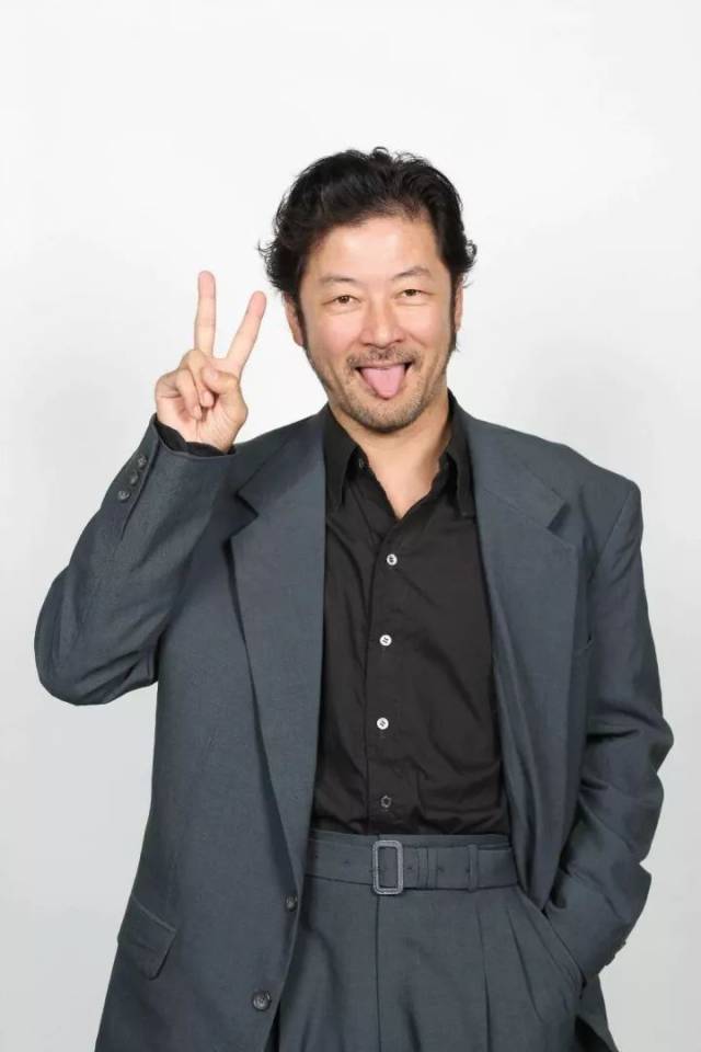 男神一言不合就尬舞,浅野忠信果然是不走寻常路的可爱大叔!