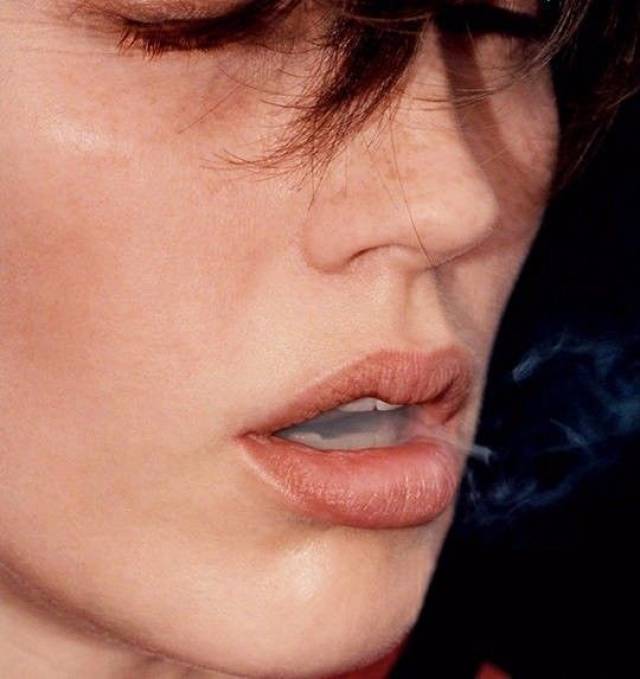 哪怕一句话也不说,光张开嘴就能让无数男人销魂.