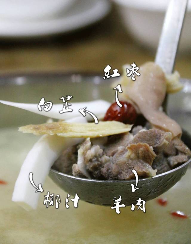 汤底由 枸杞,白芷,红枣,白萝卜等多种材料组成,不添加任何香精,只是