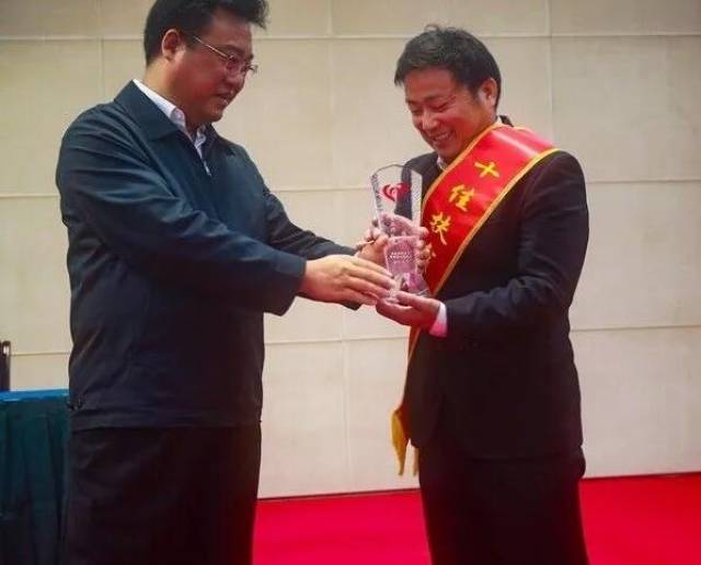 湖北郧西县委书记张涛在全县脱贫攻坚"秋季攻势"誓师会上为表扬者颁奖