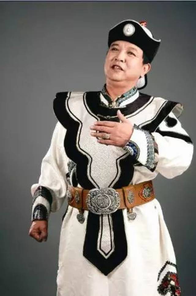 呼麦是一种古老的歌唱方式,声音从喉底里发出来,运用特殊的声音技巧