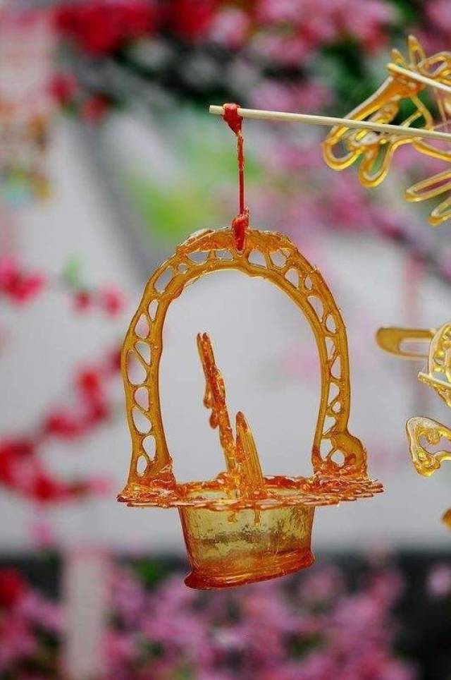 少年宫门前的转转糖 @77yy: 小时候的梦想里,能在转转糖摊子上转盗