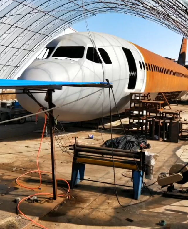 农民自家院子造飞机,制造成本不菲,具体用途不详!