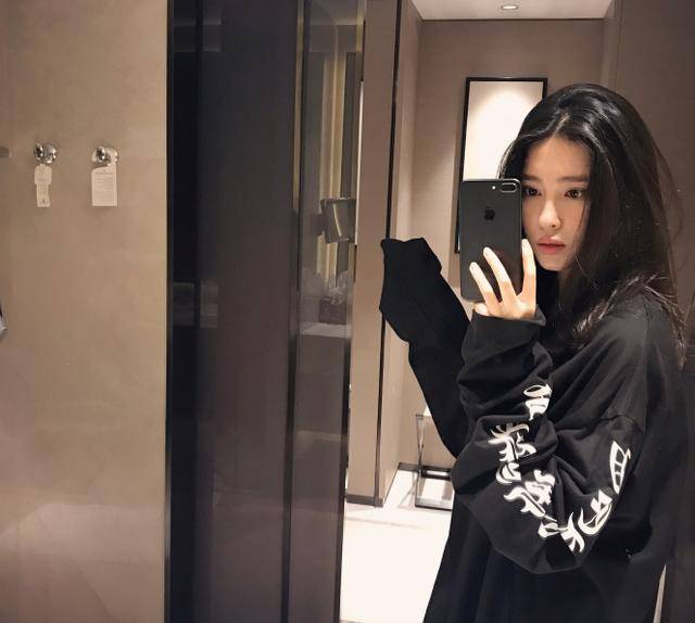 cba球星刘晓宇女友再出写真集 清纯靓丽曾辟谣拒绝过王思聪