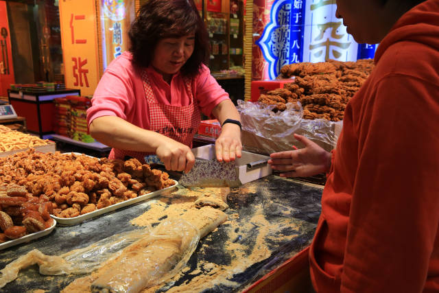 天津南市食品街琳琅滿目的津門小吃