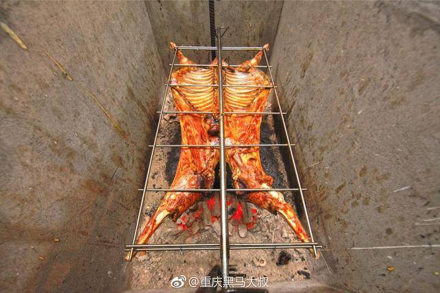 慢火烤制的烤全羊 湖北大山跑山羊,吃草长大的羊儿肉质紧凑,有嚼劲儿
