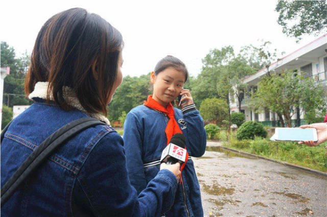 周锐驰[右一]接到妈妈打来的电话,电话一接通,笑容就浮现在她脸上.