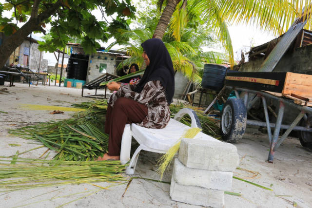 和马尔代夫土著人生活在一起