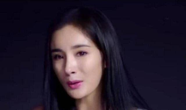 比起杨幂脸僵最恐怖的是下巴,一种迈克尔杰克