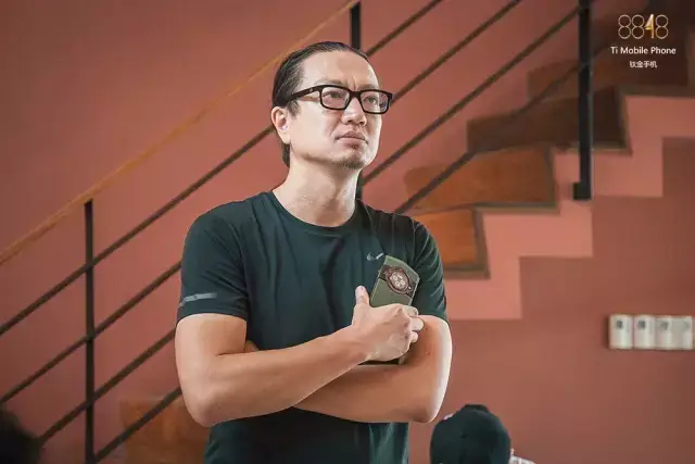 刘嘉南用时尚,性感的画面关注社会生活,喜欢思考艺术