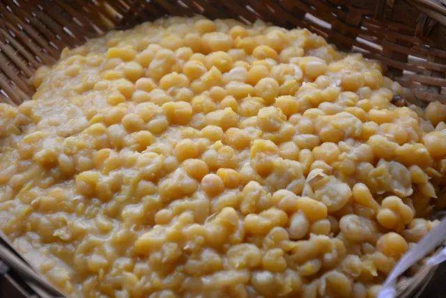 作为豆汤的原材料——耙豌豆的制作尤为重要.