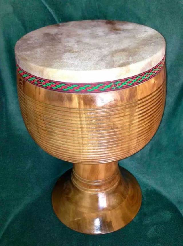 这种乐器叫做tonbak(托尼巴克),这是伊朗得一种民族乐器,又名tomaak