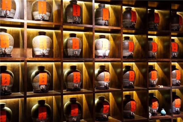 整面墙的酒坛子感觉特别符合酒肆 这时候要是李白来了怕是不想走了