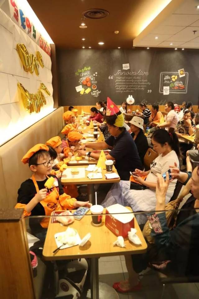 在欢歌笑语中,十月份KFC生日会圆满结束啦~