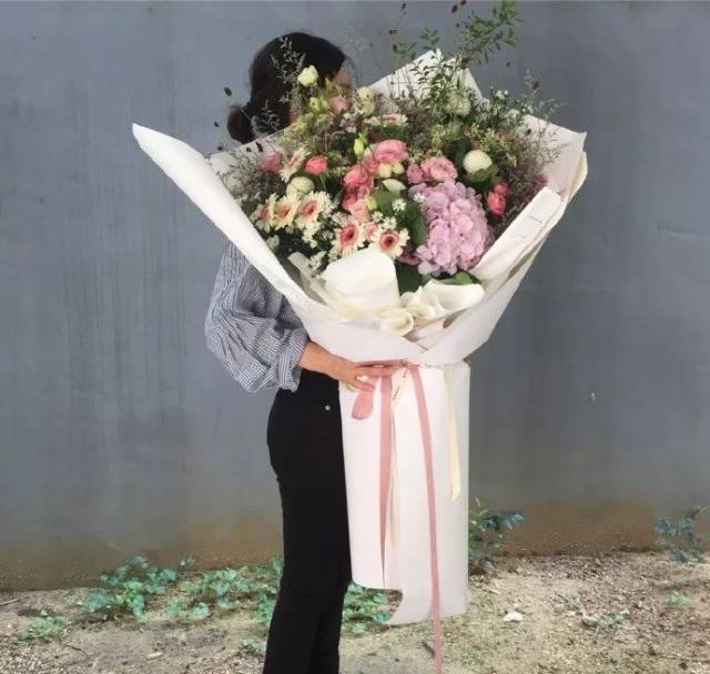 【据说现在流行这样送花了,但是我们小仙女根本不喜欢.】