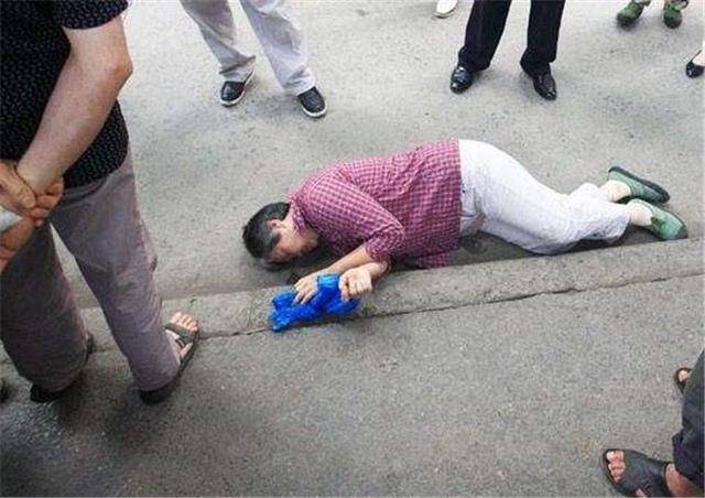 女子救了老人一命反被她讹钱还哭着说老人可怜