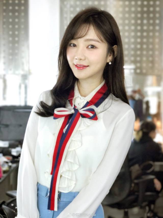 上戏最美举牌女生秀美腿连张天爱都是她的配角