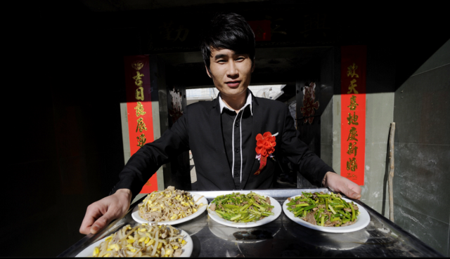 农村婚宴,土灶都是临时造的,一口大锅煮下的面够全村人吃