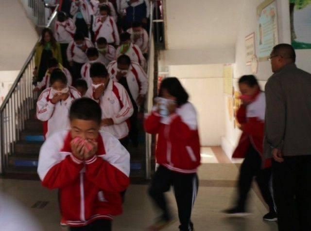 东营区一中教育集团史口分校组织消防逃生演练