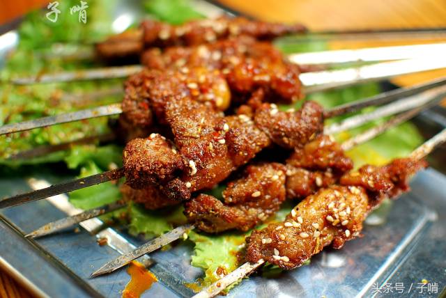 烤羊羔肉30元一份,这肉中间是肥的,两边是瘦肉,不管肥肉瘦肉都特别的