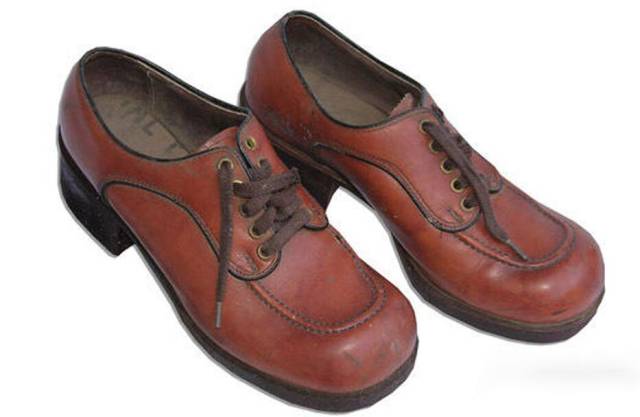 李小龙曾穿过的一双棕色皮鞋.