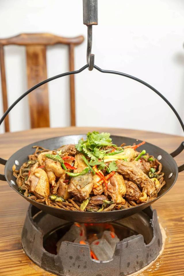 大别山的金寨吊锅竟开到了徐州!1000年的历史,吃得出纯正的山风野趣!