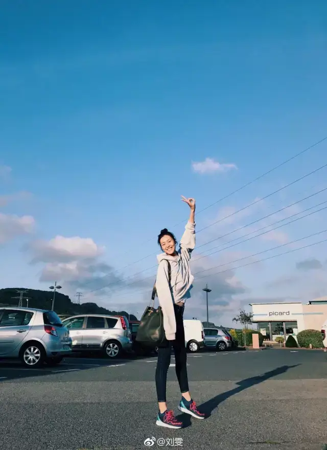 摄影技巧:人像篇,旅行照片怎么拍?跟着刘雯学姿势和取景