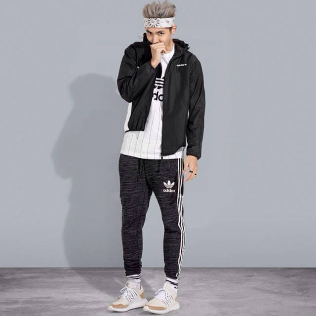 阿迪达斯三叶草小脚长裤子的日常搭配方案