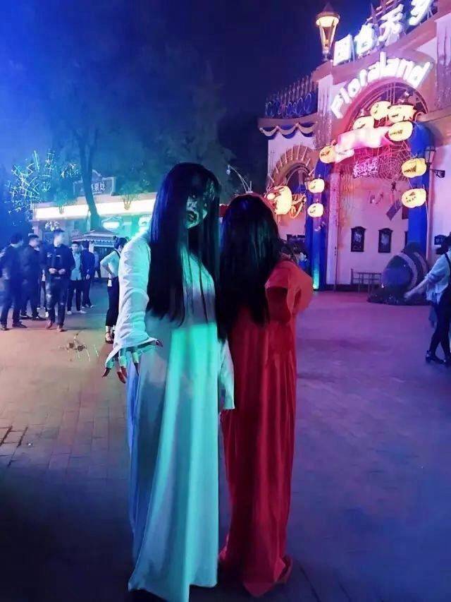 一男一女搭配乘坐 不怕万圣找不到你的"伴" 迎亲屋内的 鬼新娘已梳妆