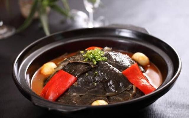 清炖甲鱼是一道传统佳肴名菜 清炖甲鱼汤,即以甲鱼为主要材料炖制的汤
