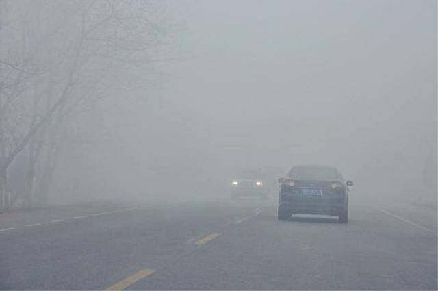 在雾天看不清道路开车的时候要注意尽量靠进道路上面的黄线行驶,但是