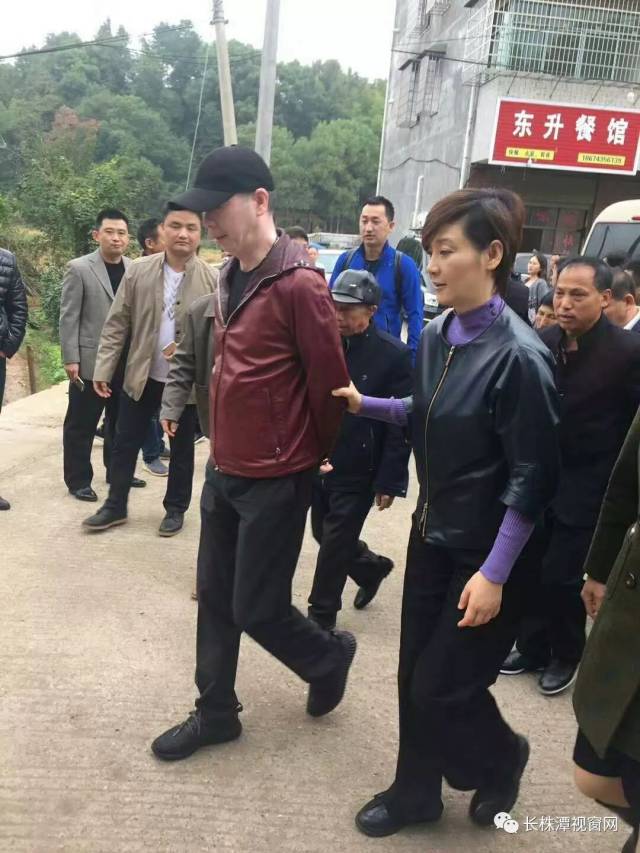 原创北京老炮儿著名导演冯小刚携堂客回老家湘潭祭祖