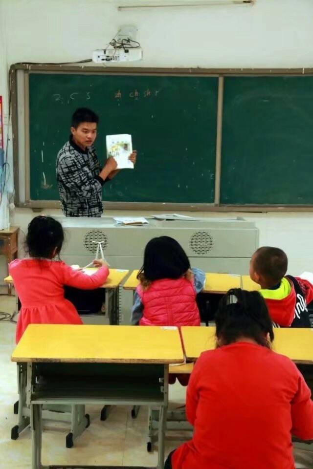 讲台上,老师一遍又一遍纠正孩子们的拼音发音