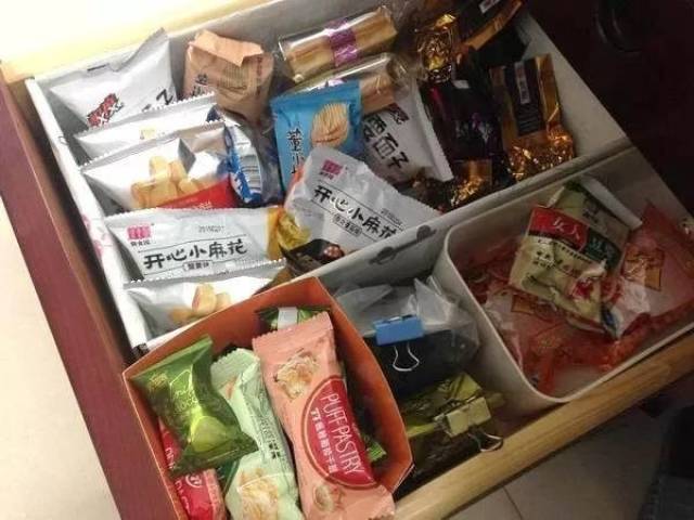 吃货日常|藏在抽屉里的零食!别被老板发现!