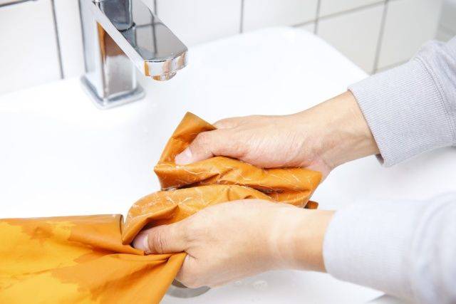 内展开,脏污部位用清水打湿 ● step4 将整件衣服浸泡在浴缸或大盆中