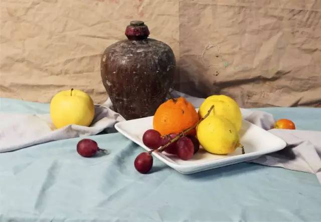 【美考经典考题】静物组合——陶罐与水果类静物组合示范画 步骤分析!